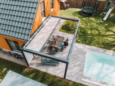 Die Outdoorlounge als ideale Verbindung von Wohnhaus und Pool-Anlage. 