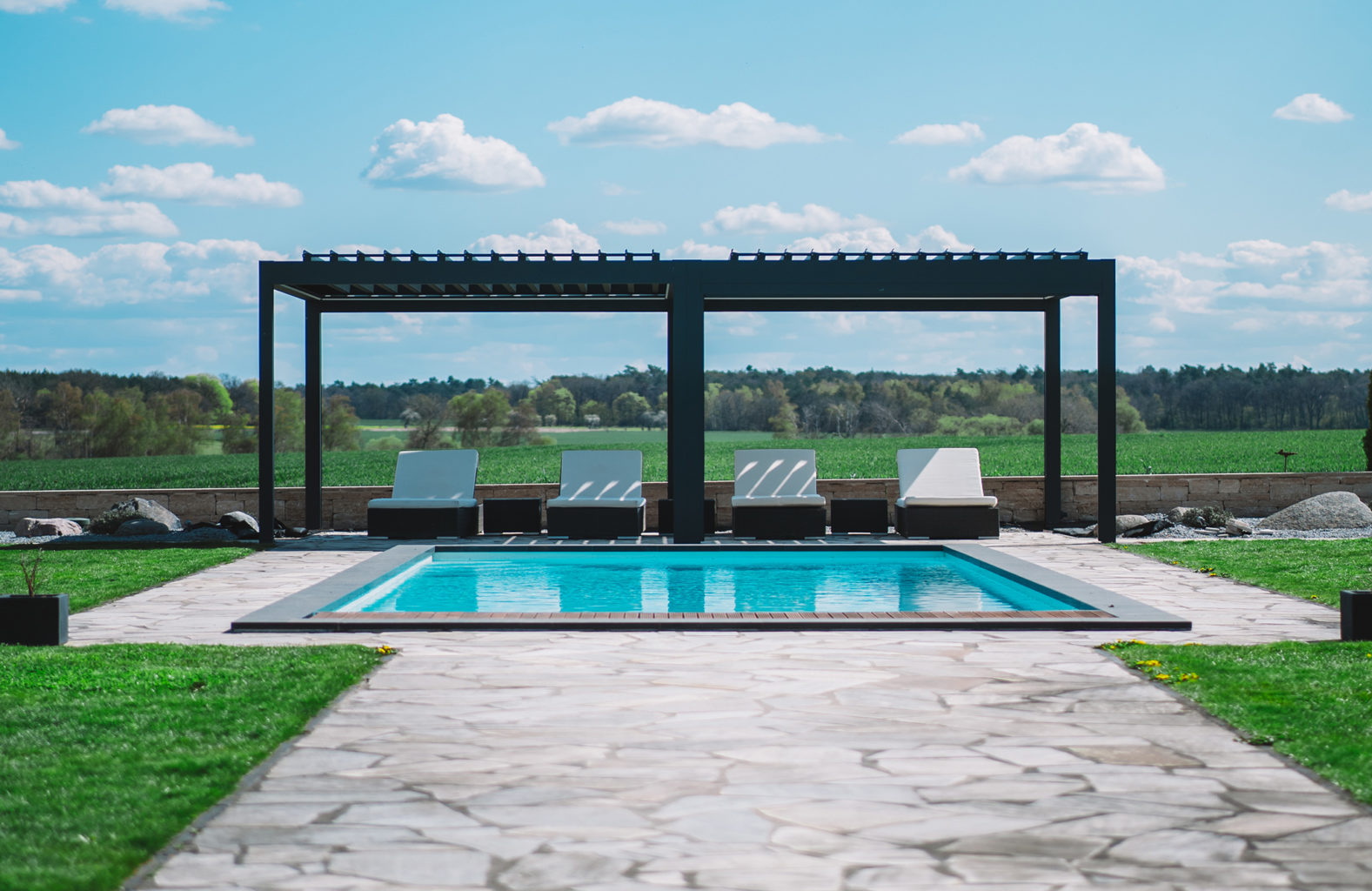 2023-06_buehne-lamellendach-pool